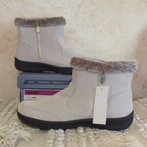 Khombu NWT Cream Suede 11